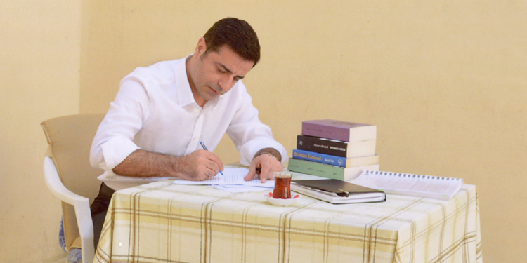 Demirtaş: Devlet de PKK de sorunu artık şiddet zemininin dışına çıkarmak zorundadır Demirtaş: Devlet de PKK de sorunu artık şiddet zemininin dışına çıkarmak zorundadır