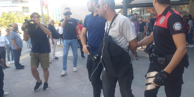 Deniz Poyraz duruşması başladı: Bir kişi pompalı tüfekle adliyeye girmek istedi Deniz Poyraz duruşması başladı: Bir kişi pompalı tüfekle adliyeye girmek istedi