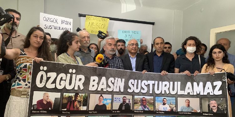 Gazetecilerin gözaltına alınması protesto edildi: Yolumuza devam edeceğiz Gazetecilerin gözaltına alınması protesto edildi: Yolumuza devam edeceğiz