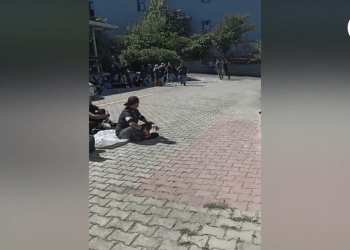İkramiyelerini alamayan işçiler fabrikaya kapandı