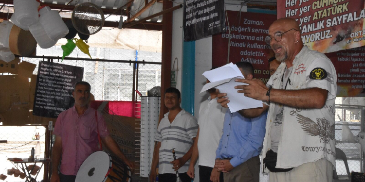 Ekmek kapısını davul zurnayla kapattı Ekmek kapısını davul zurnayla kapattı