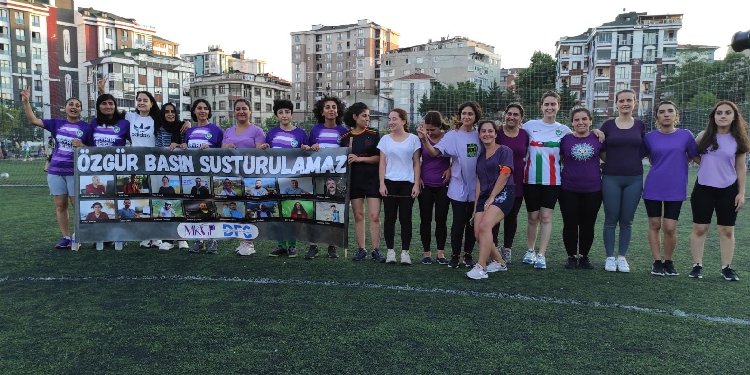 Futbol turnuvasında 16 gazeteci için pankart açıldı Futbol turnuvasında 16 gazeteci için pankart açıldı