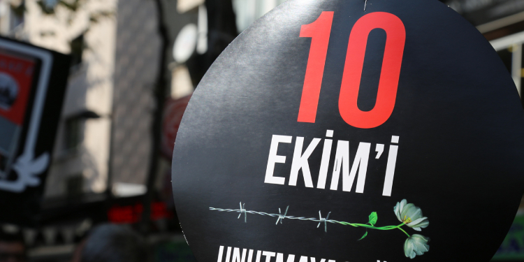 Gar Katliamı’nın üzerinden 10 yıl geçti: ‘İnsanlık suçu’ yargıya takıldı Gar Katliamı’nın üzerinden 10 yıl geçti: ‘İnsanlık suçu’ yargıya takıldı