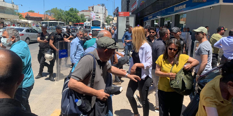Gazetecilerin açıklamasına polis saldırısı: 2 gözaltı Gazetecilerin açıklamasına polis saldırısı: 2 gözaltı