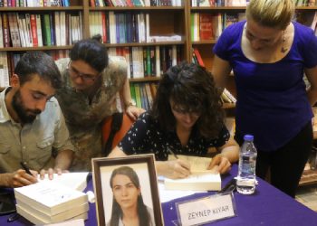 “Gün ışığında büyürken” kitabı için imza etkinliği