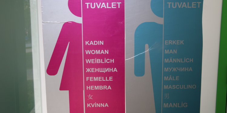 İBB’nin 8 dilli levhasında Kürtçe yok İBB’nin 8 dilli levhasında Kürtçe yok