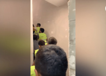 Haklarını alamayan inşaat işçileri firmaların ofislerini işgal etti