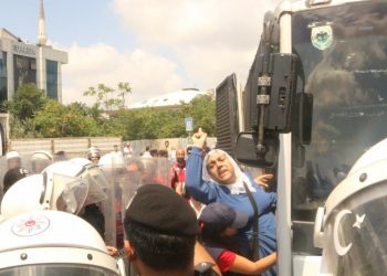 “Siyasi partiler tutuklu yakınlarının yanında yer almalı”