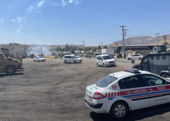 Jandarma müdahalesine tepki: Yolu trafiğe kapattılar