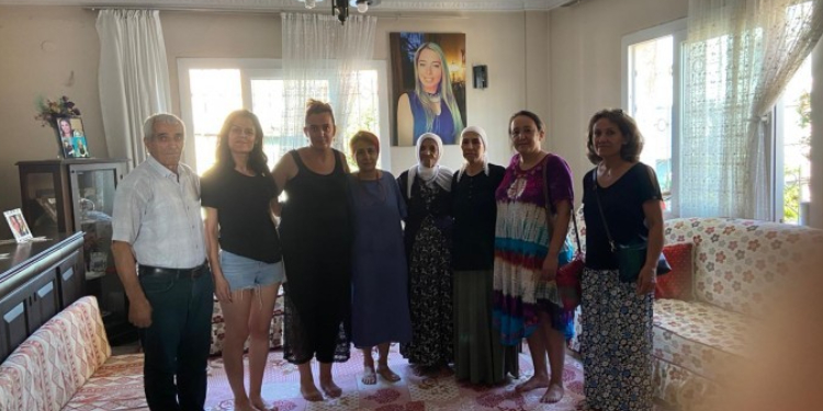 Kadınlardan Deniz Poyraz’ın ailesine ziyaret Kadınlardan Deniz Poyraz’ın ailesine ziyaret