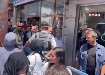 Sağlık bakanı Fahrettin Koca, öldürülen doktor Ekrem Karakaya’nın cenazesinde protesto edildi
