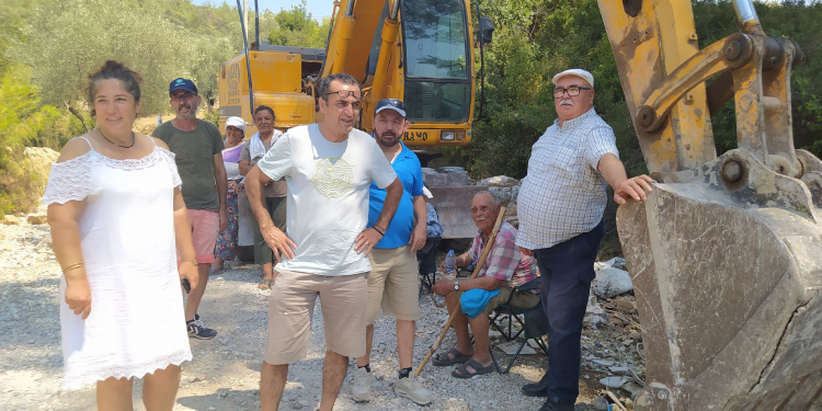 Milaslılar taş ocağına karşı iş makinalarının önüne geçti Milaslılar taş ocağına karşı iş makinalarının önüne geçti