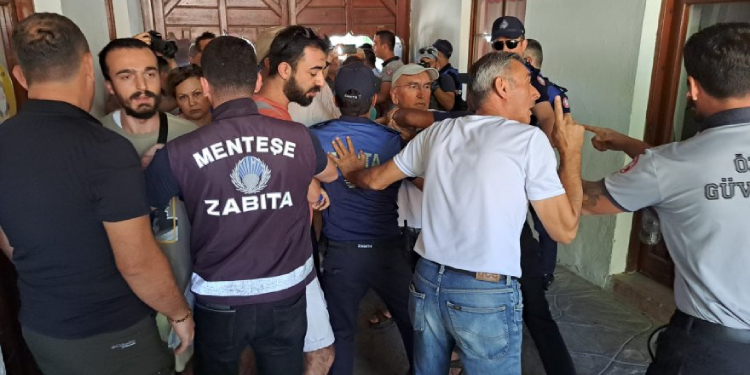 Muğla’da ekolojistler belediye meclis toplantısına alınmadı Muğla’da ekolojistler belediye meclis toplantısına alınmadı