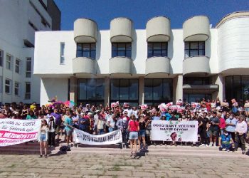 ODTÜ’lüler rektörlük önünde seslendi: ODTÜ bizimdir