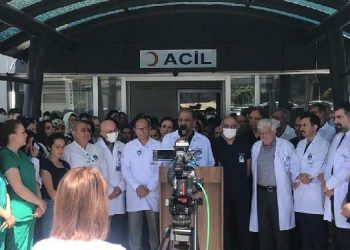 Sağlık Bakanı Fahrettin Koca, öldürülen doktor Ekrem Karakaya’nın cenaze töreninde protesto edildi Sağlık Bakanı Fahrettin Koca, öldürülen doktor Ekrem Karakaya’nın cenaze töreninde protesto edildi