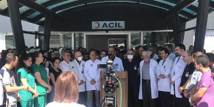Sağlık Bakanı Fahrettin Koca, öldürülen doktor Ekrem Karakaya’nın cenaze töreninde protesto edildi Sağlık Bakanı Fahrettin Koca, öldürülen doktor Ekrem Karakaya’nın cenaze töreninde protesto edildi