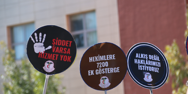 Sağlıkçılar grevde: Bakan Koca’ya istifa çağrısı Sağlıkçılar grevde: Bakan Koca’ya istifa çağrısı