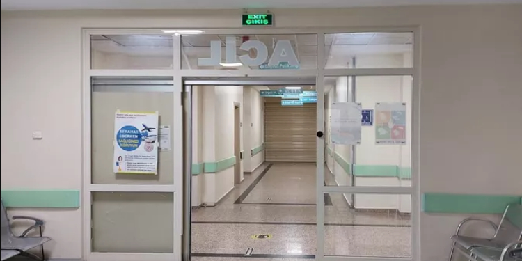 Sıra beklemek istemeyen hasta, yumruk atarak saldırdığı sekreterin elini ısırdı Sıra beklemek istemeyen hasta, yumruk atarak saldırdığı sekreterin elini ısırdı