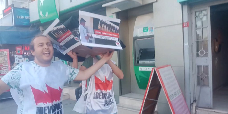 Tabutlu protestoda gözaltına alınan Erkin Barın serbest bırakıldı Tabutlu protestoda gözaltına alınan Erkin Barın serbest bırakıldı