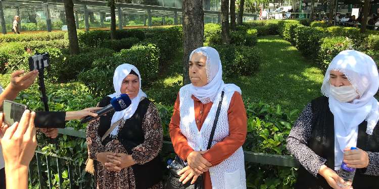 “Çocuklarımız ölüyor” diyen annelere müdahale “Çocuklarımız ölüyor” diyen annelere müdahale