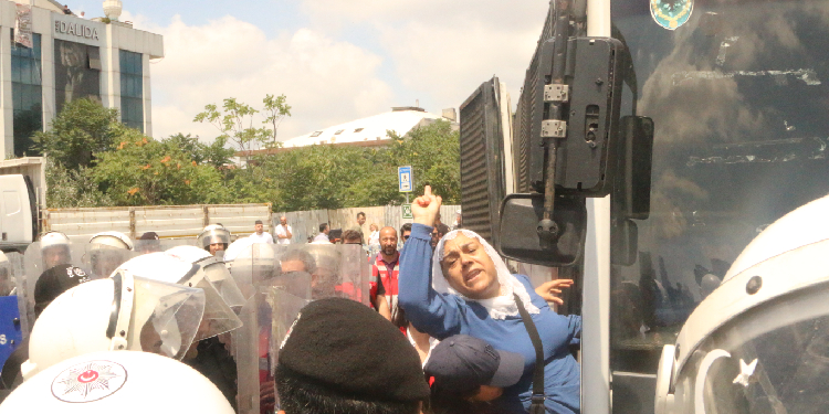 Tutuklu yakınları İstanbul Adliyesi’nden haykırdı: Adalet arıyoruz Tutuklu yakınları İstanbul Adliyesi’nden haykırdı: Adalet arıyoruz