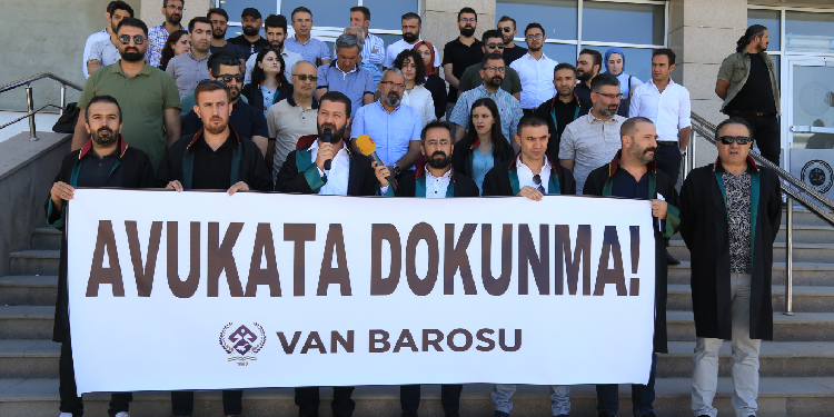 Van Barosu, meslektaşlarına yönelik saldırıyı kınadı Van Barosu, meslektaşlarına yönelik saldırıyı kınadı