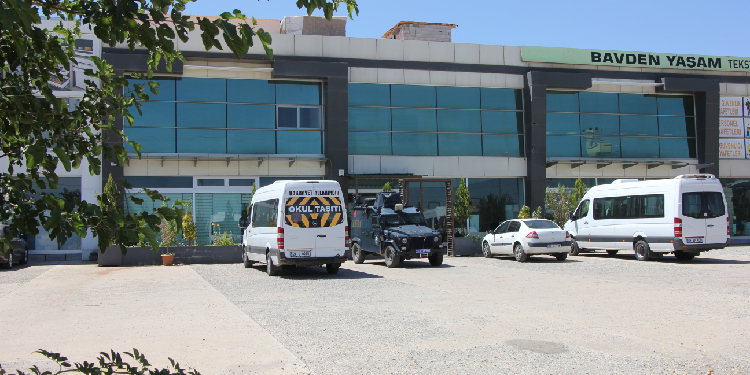 Yapım şirketlerindeki polis ablukası bir ayını doldurdu Yapım şirketlerindeki polis ablukası bir ayını doldurdu