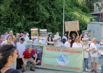 Duruşma öncesi ikizderelilerden protesto: Birileri çantalarına paraları doldurup giderken ikizdereli bu taşların altında kalacaktır
