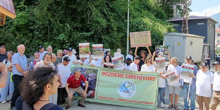 Duruşma öncesi ikizderelilerden protesto: Birileri çantalarına paraları doldurup giderken ikizdereli bu taşların altında kalacaktır Duruşma öncesi ikizderelilerden protesto: Birileri çantalarına paraları doldurup giderken ikizdereli bu taşların altında kalacaktır