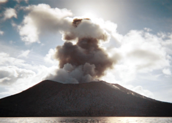 NASA: Tonga’daki yanardağ, atmosfere 58 bin olimpik havuzu dolduracak su buharı püskürttü