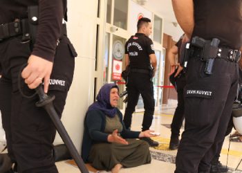 Adalet Nöbeti’ni takip eden gazetecilere polis engeli