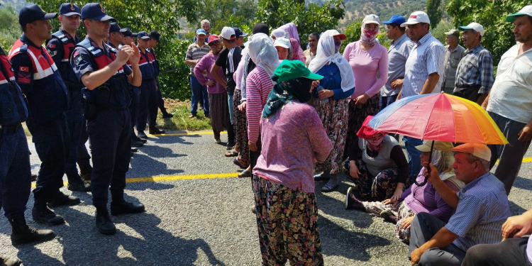 Aydın’da JES’e karşı çıkan köylüler yolu trafiğe kapattı Aydın’da JES’e karşı çıkan köylüler yolu trafiğe kapattı