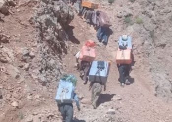 İran askerleri 2 kolberi ağır yaraladı