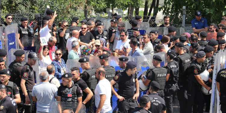 Cumartesi Anneleri’ne mezarlıkta engel: 13 gözaltı Cumartesi Anneleri’ne mezarlıkta engel: 13 gözaltı