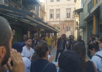 Direnişteki işçilere polis engeli