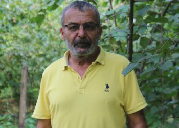 Fındık yetiştiricisi bu yıl da tarlasında işçilik yaptı