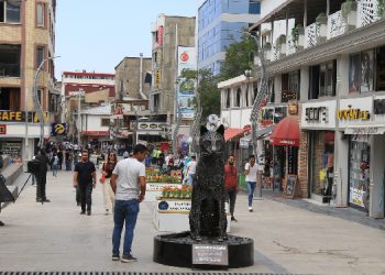 “Giderleri halkın cebinden çıkan saray yıkılmalı”