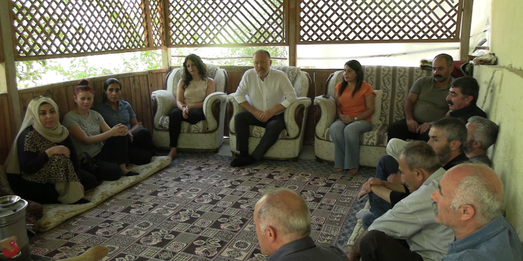 HDP’den hasta tutuklu Özer’in ailesine ziyaret HDP’den hasta tutuklu Özer’in ailesine ziyaret