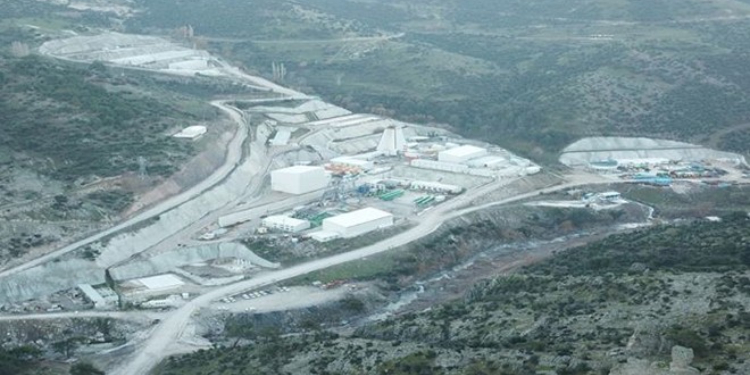 İzmir Kınık’ta madenin atık suyu dereye karıştı İzmir Kınık’ta madenin atık suyu dereye karıştı