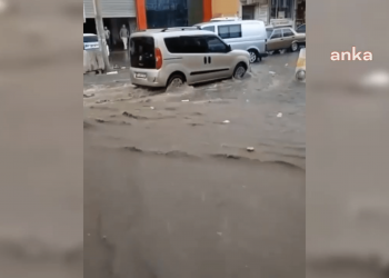 İzmir’de sağanak yağış etkili oldu: Ev ve iş yerlerini su bastı