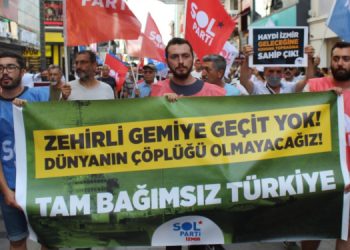 İzmir’de asbestli gemi için protesto yürüyüşü yapıldı