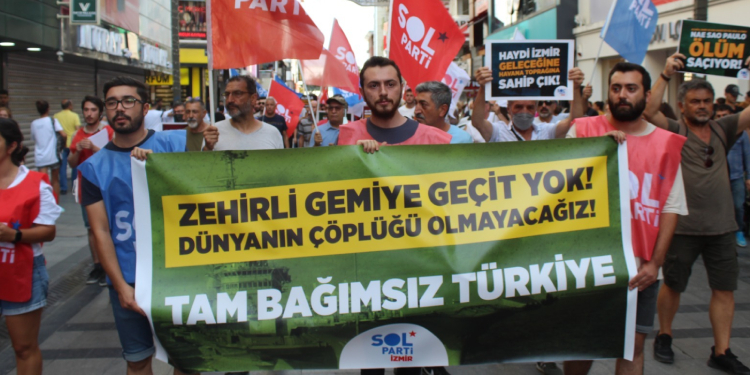 İzmir’de asbestli gemi için protesto yürüyüşü yapıldı İzmir’de asbestli gemi için protesto yürüyüşü yapıldı