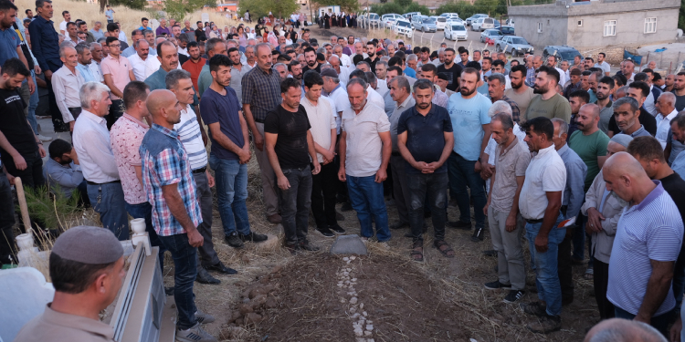 Tahliyesi geciktirilen Çapkın sloganlarla defnedildi Tahliyesi geciktirilen Çapkın sloganlarla defnedildi