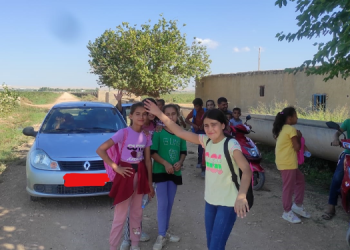 Okula yürüyerek gidip gelen öğrenciler: Kışın çok zorlanıyoruz, yetkililerden servis istiyoruz