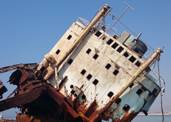“Maltepe sahilinde batan geminin yüzeye çıkarılan parçalarından koku yayılıyor” iddiası