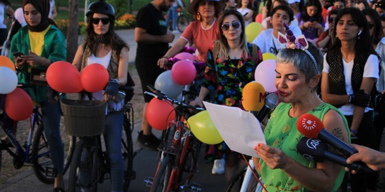 Süslü kadınlar Keçiburcu’na kadar pedal çevirdi Süslü kadınlar Keçiburcu’na kadar pedal çevirdi