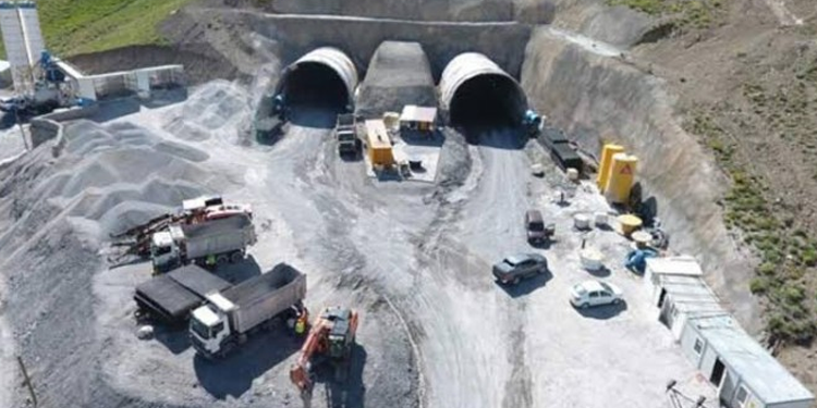 Tünel inşaatında göçük: 2 işçi yaşamını yitirdi Tünel inşaatında göçük: 2 işçi yaşamını yitirdi