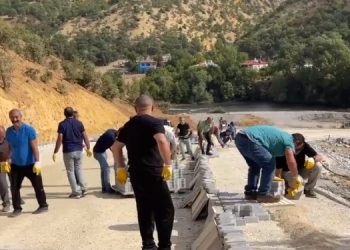 Dersim’de belediye çağrı yaptı, halk kaldırım taşı döşedi