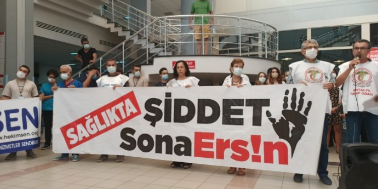 Asistan hekimler iş bıraktı: Emeğimiz sömürülüyor Asistan hekimler iş bıraktı: Emeğimiz sömürülüyor