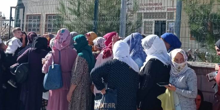 İdil’de “yoksulluk” kuyruğu İdil’de “yoksulluk” kuyruğu